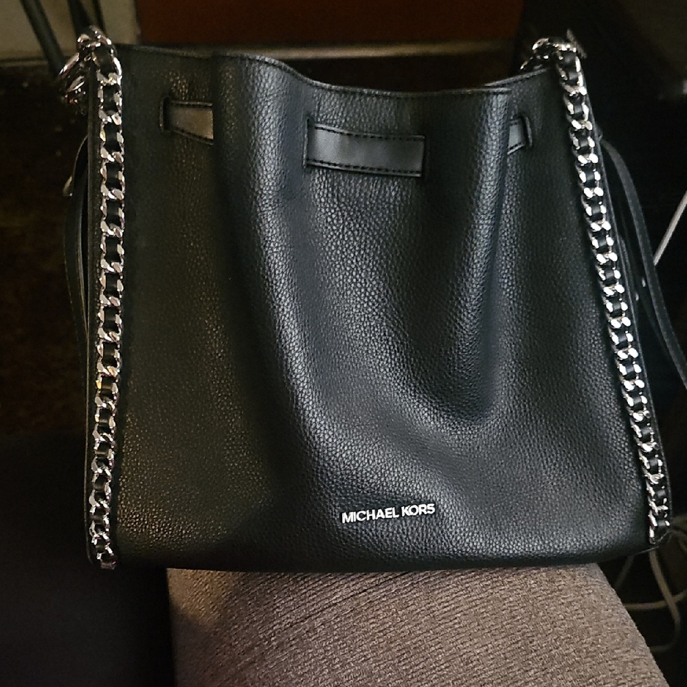 🖤🖤 Michael Kors Black Messenger Bag with Silver Chain